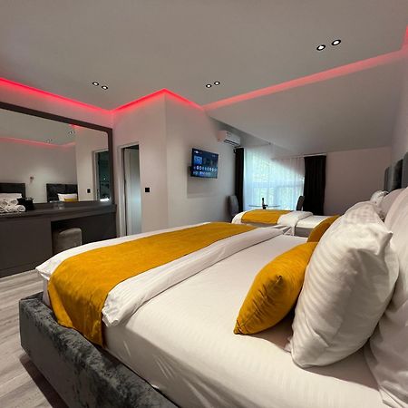 Breezy Hotel วัลโบเนอ ภายนอก รูปภาพ