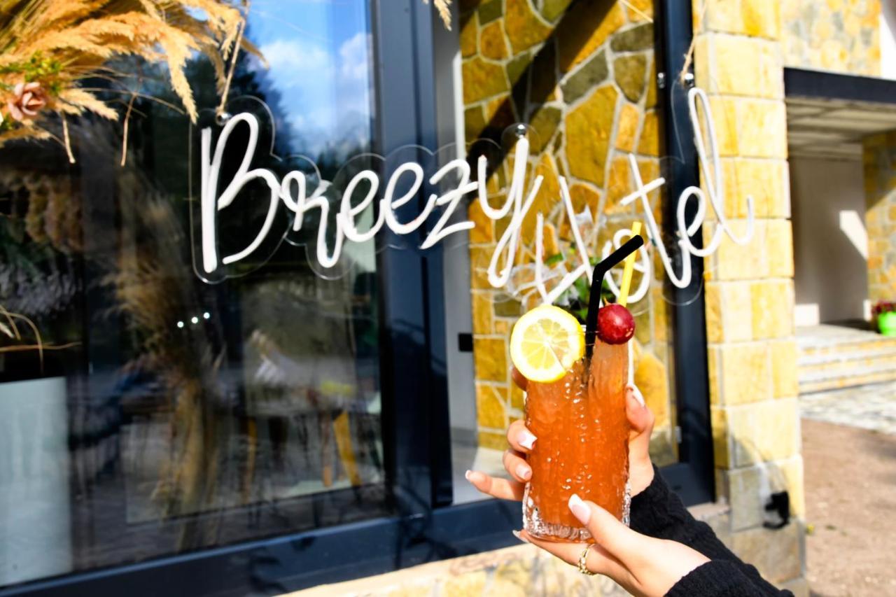 Breezy Hotel วัลโบเนอ ภายนอก รูปภาพ