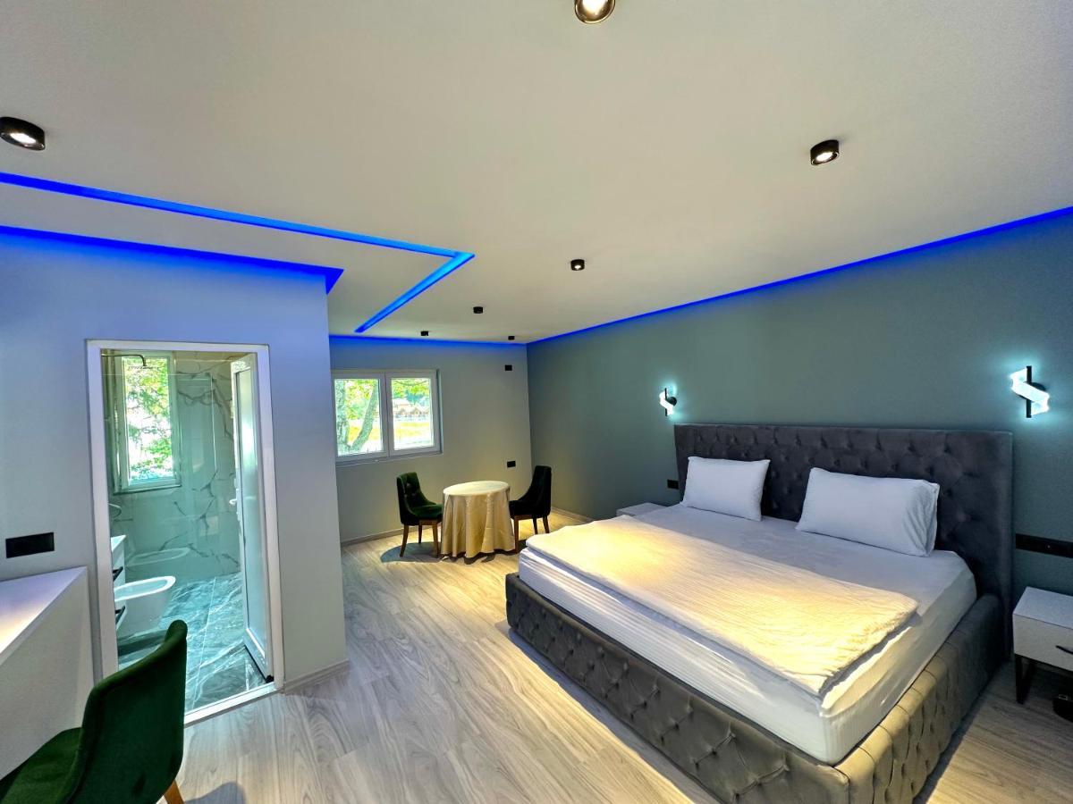 Breezy Hotel วัลโบเนอ ภายนอก รูปภาพ