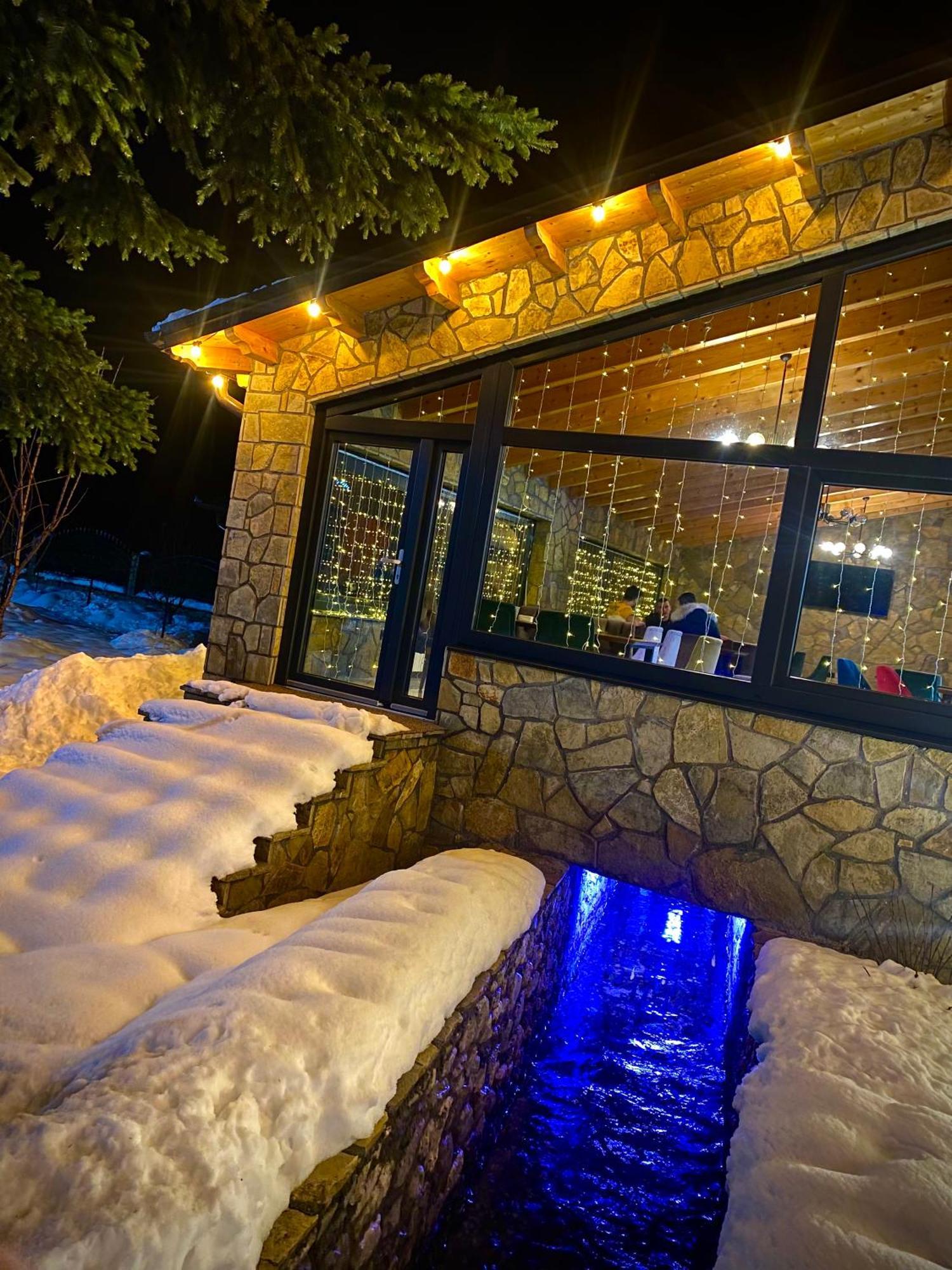 Breezy Hotel วัลโบเนอ ภายนอก รูปภาพ