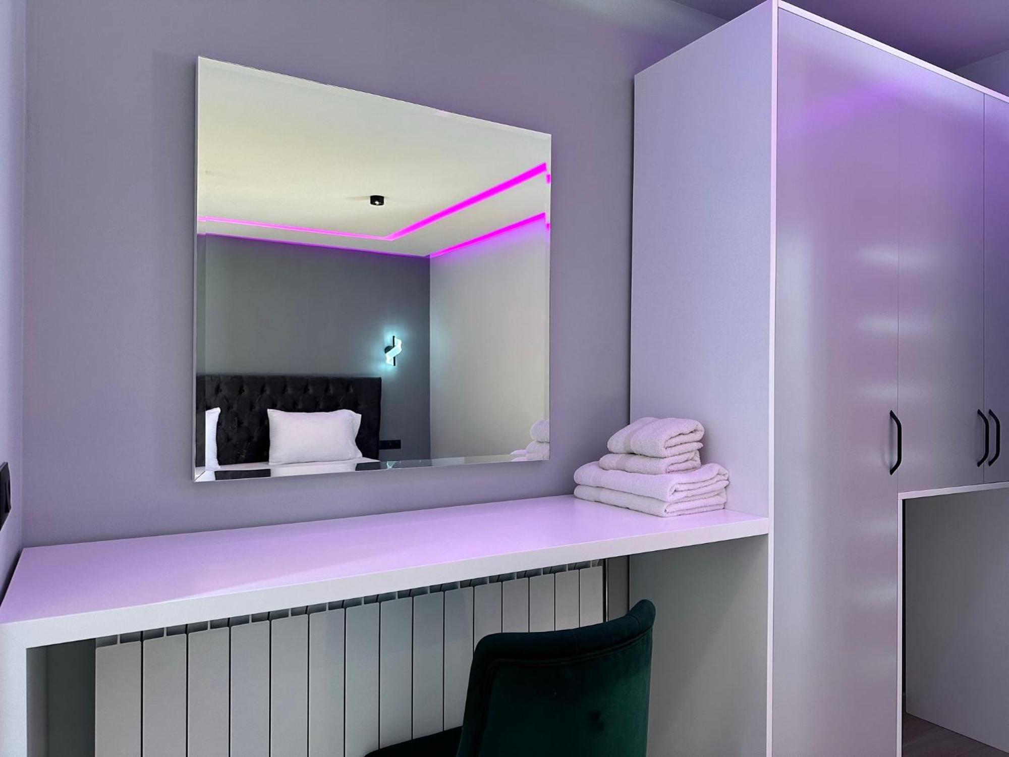 Breezy Hotel วัลโบเนอ ภายนอก รูปภาพ