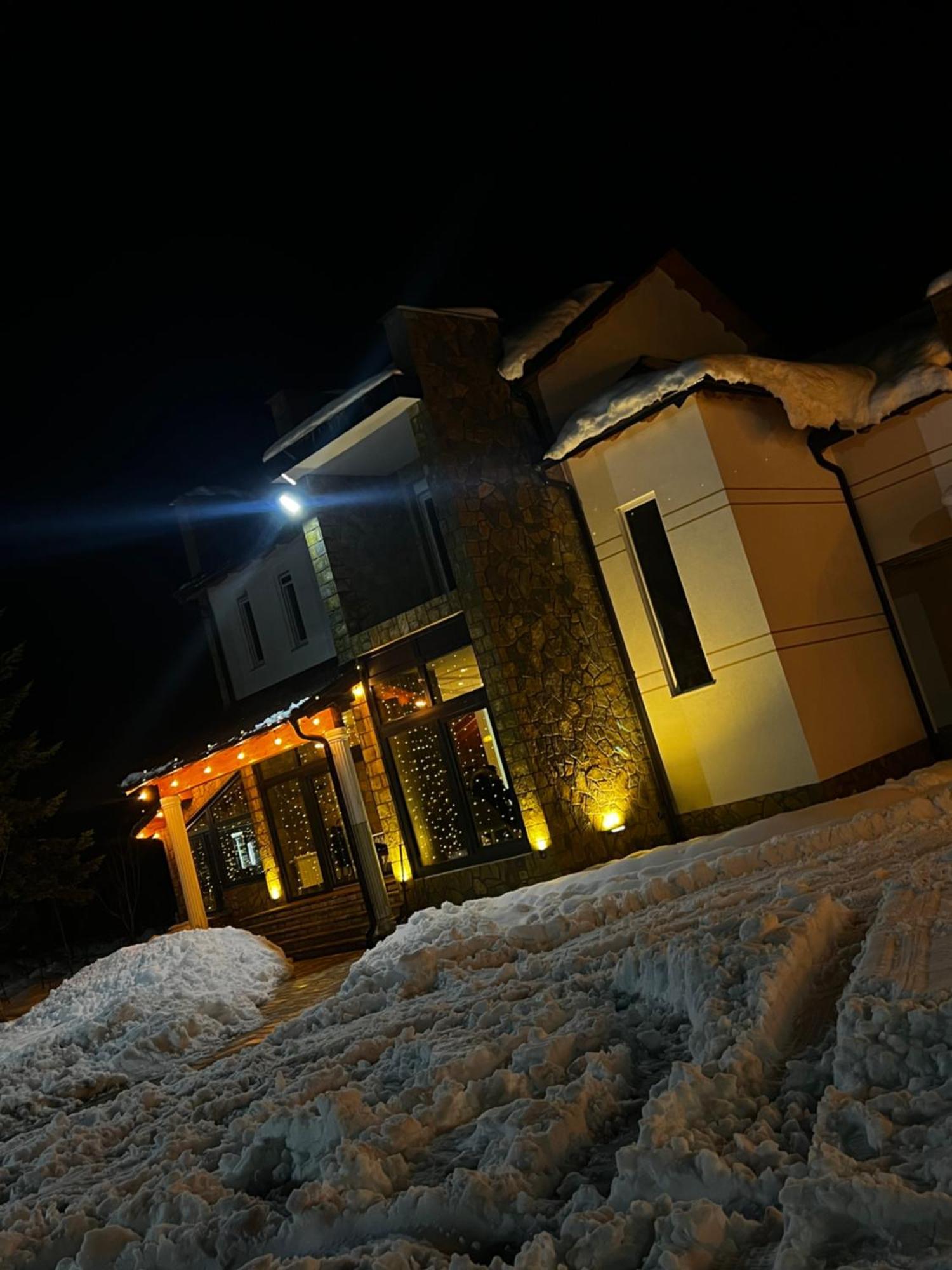 Breezy Hotel วัลโบเนอ ภายนอก รูปภาพ