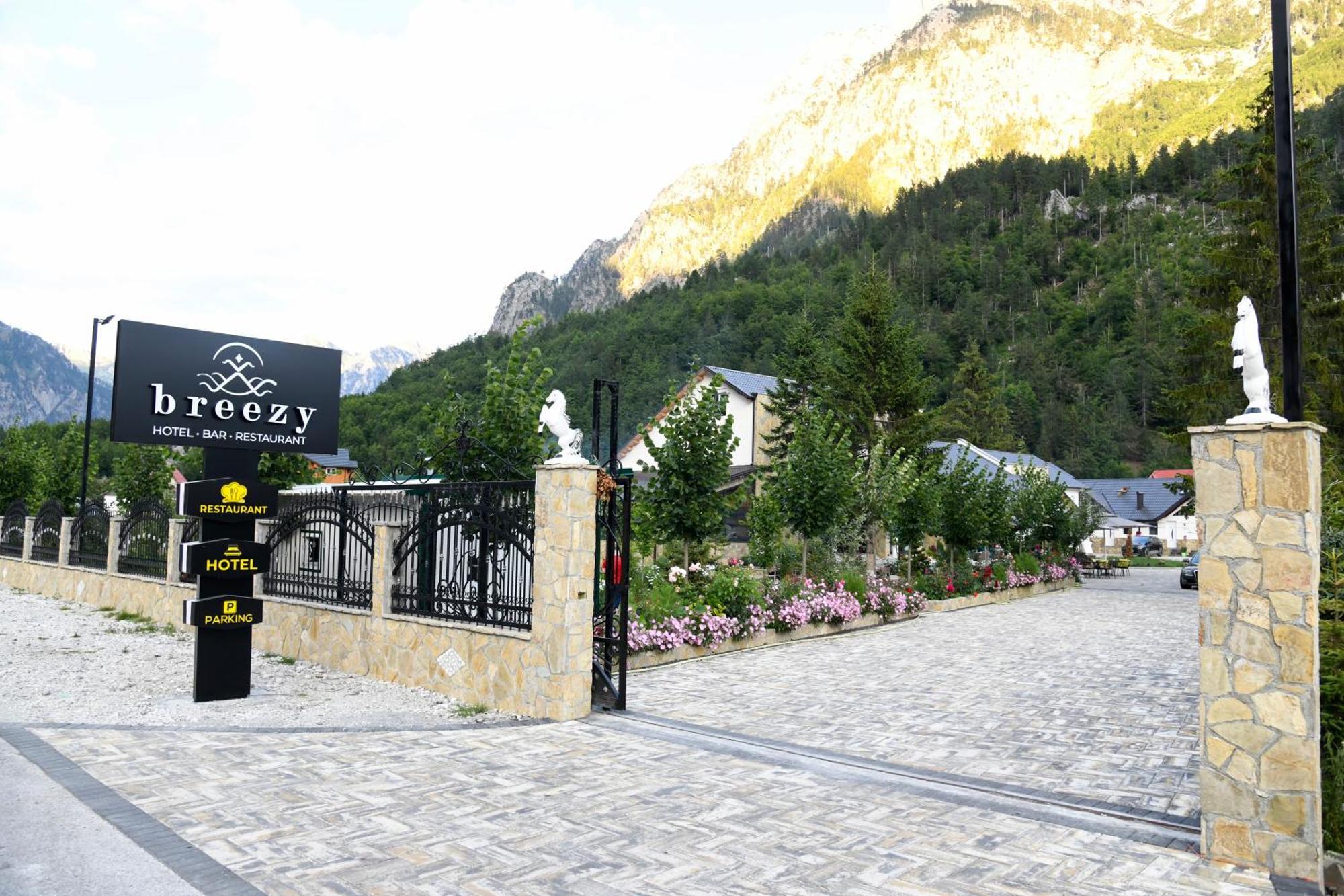 Breezy Hotel วัลโบเนอ ภายนอก รูปภาพ
