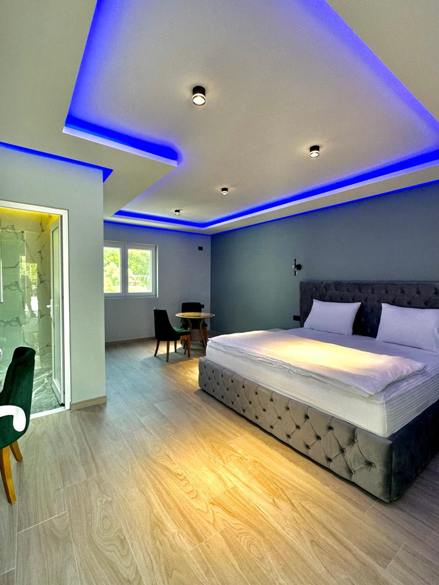 Breezy Hotel วัลโบเนอ ห้อง รูปภาพ