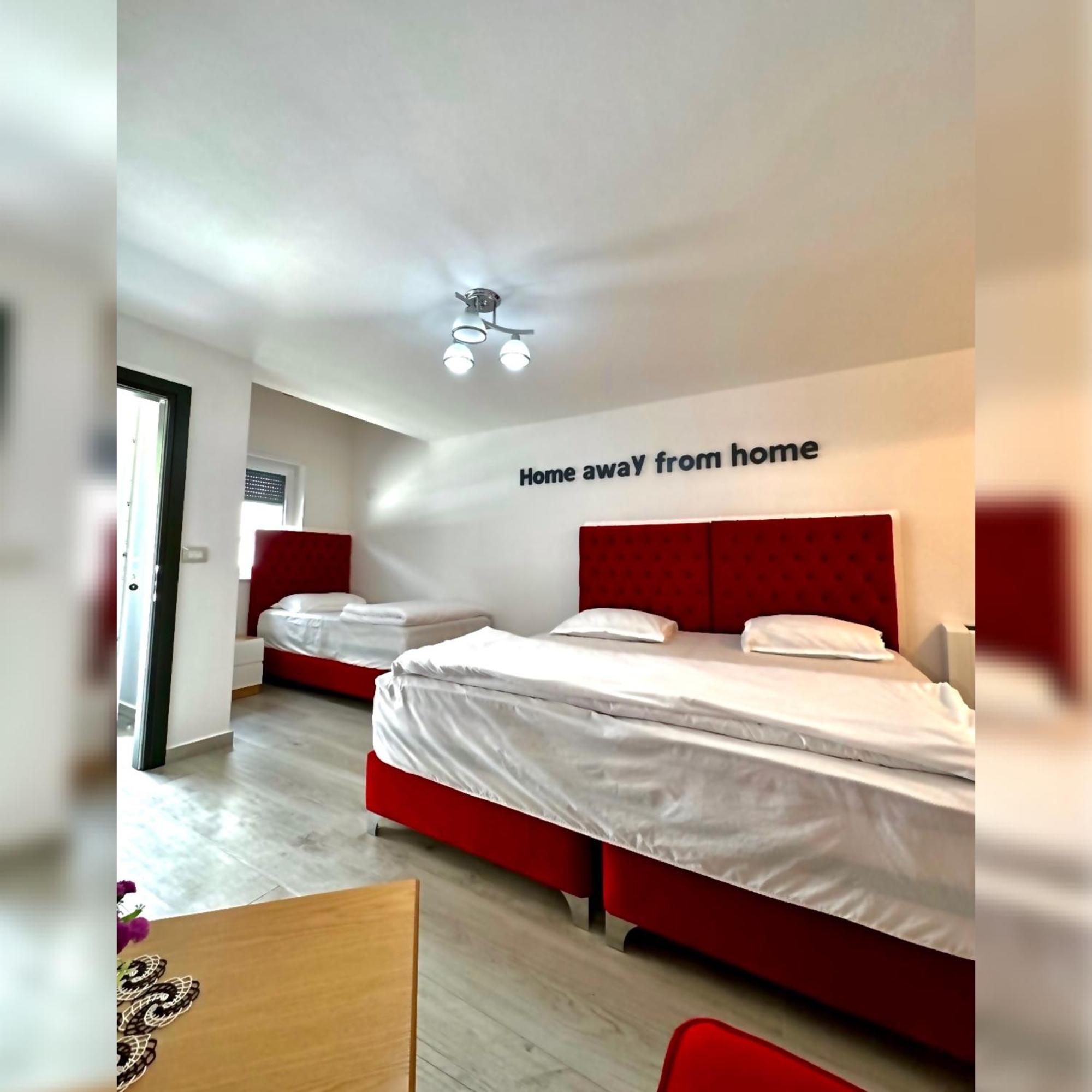 Breezy Hotel วัลโบเนอ ภายนอก รูปภาพ