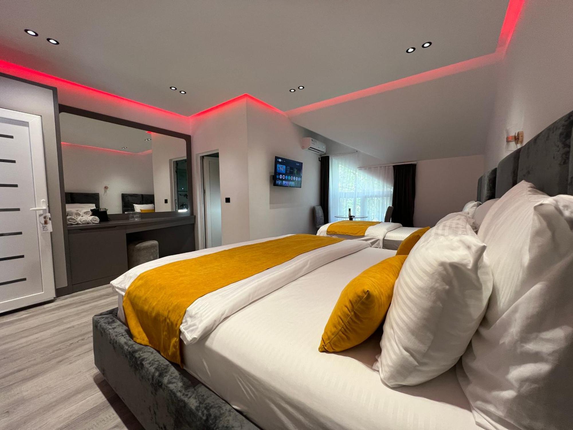 Breezy Hotel วัลโบเนอ ภายนอก รูปภาพ
