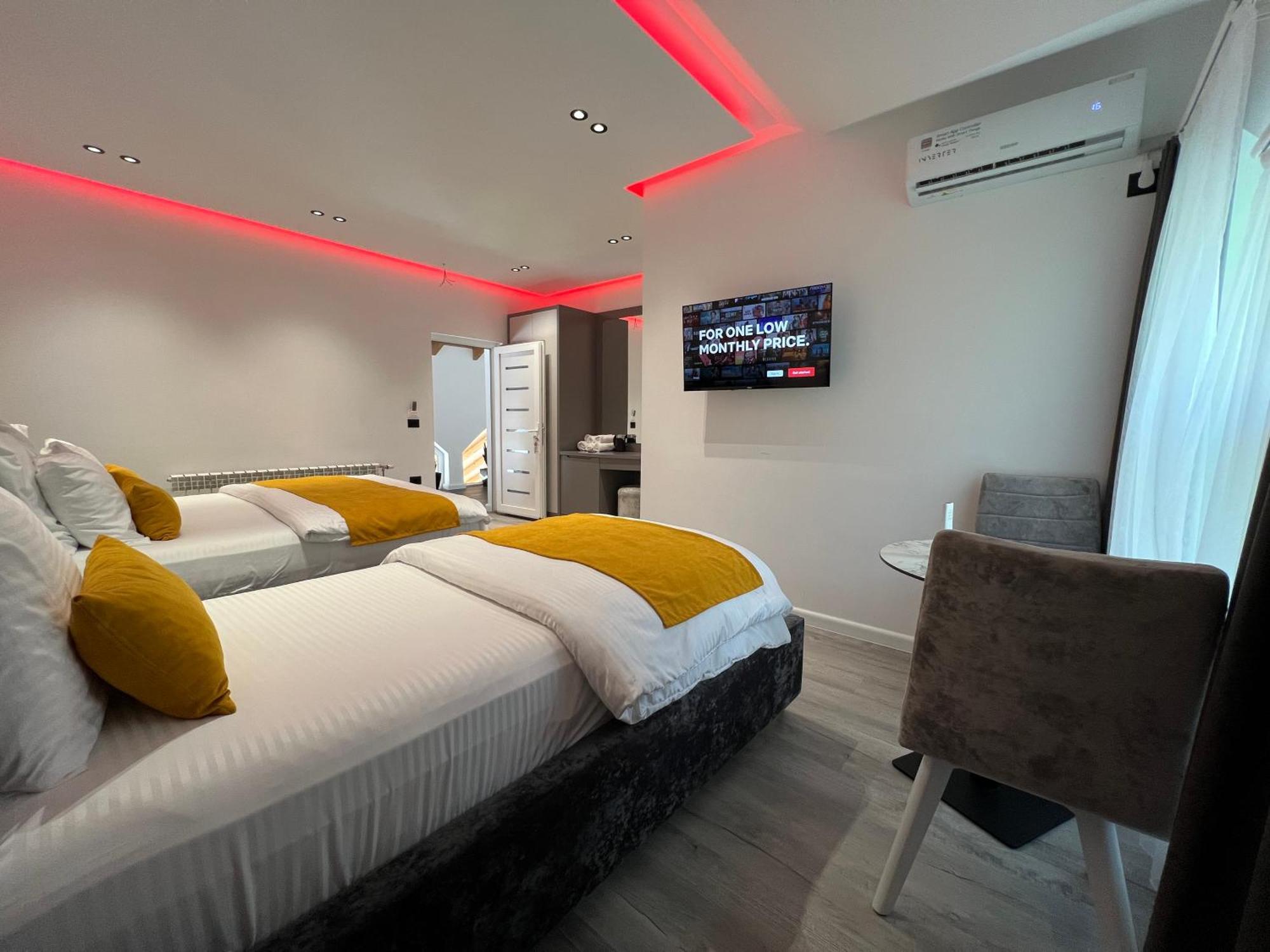 Breezy Hotel วัลโบเนอ ภายนอก รูปภาพ